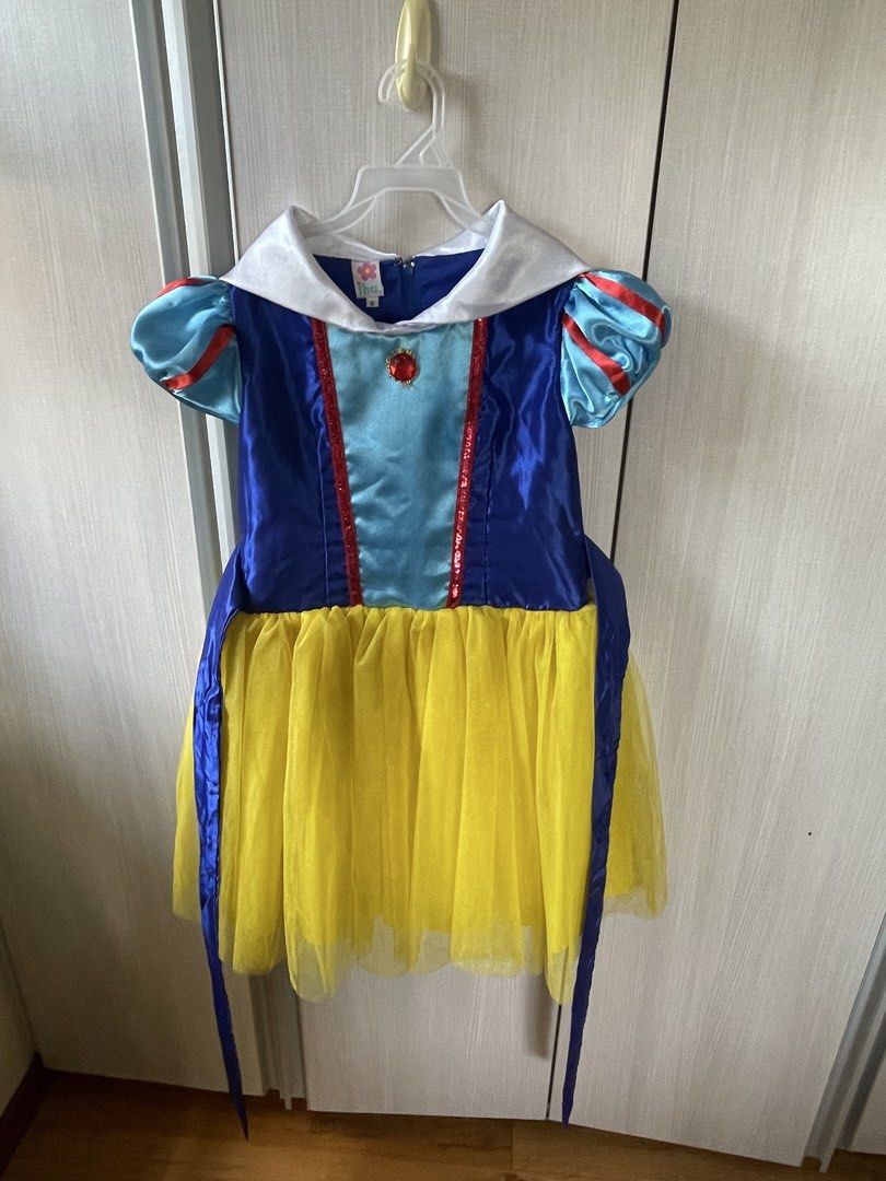 Snow White Costume (Category: Babies & Kids Fashion) located in Quezon City. Submitted by maxinemnl (Listing ID 1470576538, Image 2). Description: Size 8Y Can include headband.