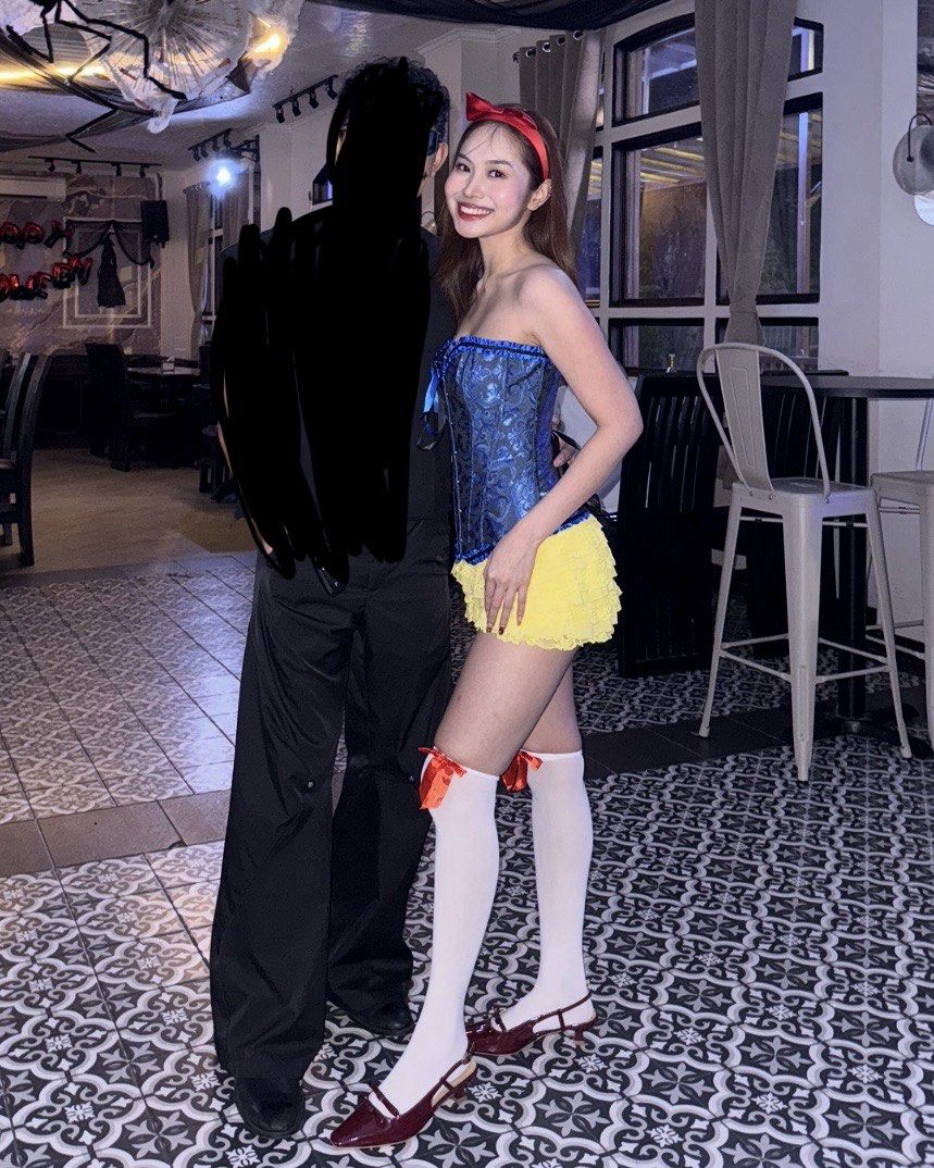 Snow White Halloween Costume (Category: Sets or Coordinates) located in Paranaque City. Submitted by ivyyyyyv (Listing ID 1470706655, Image 1). Description: For rent Size: xs-s Deposit: 1k Inclusions: Headband Corset top Yellow skort Ribbon socks Optional: Shoes (with additional) .