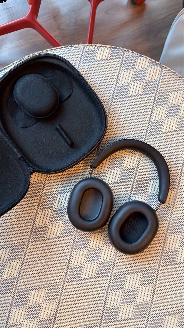 Sonos Ace Wireless Headphones with Case (Category: Headphones & Headsets) located in Taguig. Submitted by ij_dh (Listing ID 1470558478, Image 3). Description: - Sonos Ace Over-Ear Headphones - Condition: Fully working, minimal signs of wear on ear pads - Key Features: Active Noise Cancellation (ANC) & Spatial Audio - Inclusions: Original zippered hard shell carrying case with magnetic cable pouch.