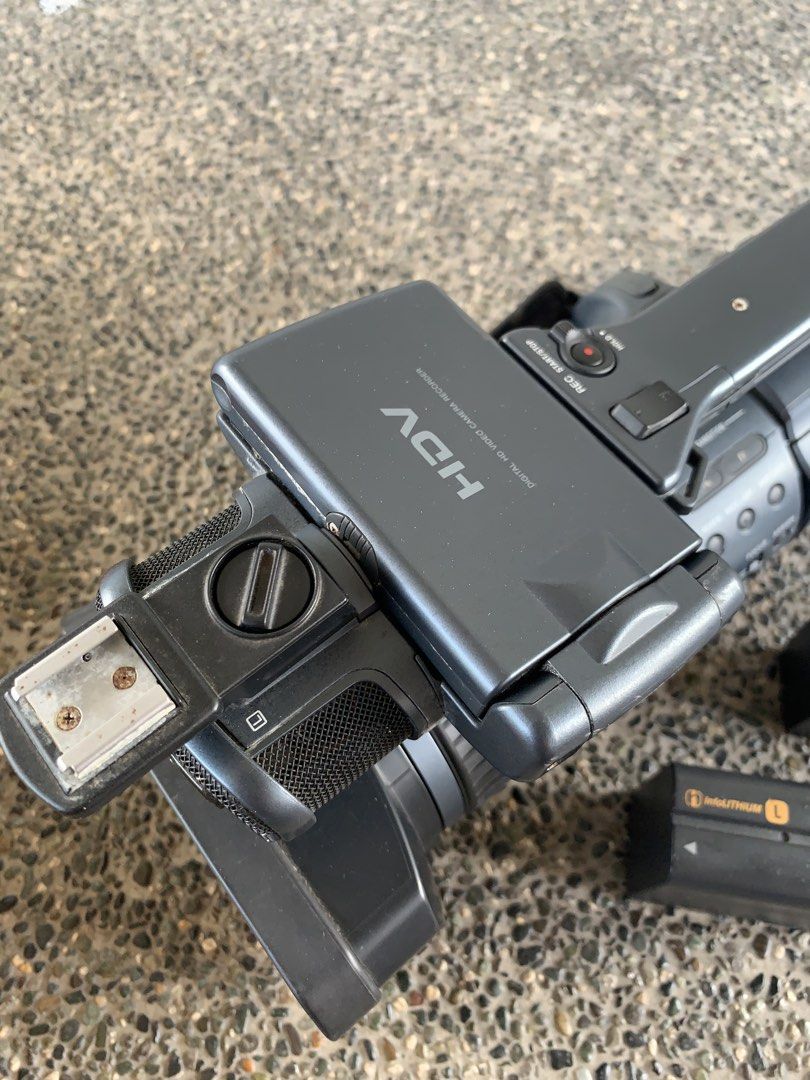 sony handycam (Category: Video Cameras) located in Dagupan City. Submitted by upcycle69 (Listing ID 1470626201, Image 3). Description: SONY HDR-FX1E HDV PROFESSIONAL VIDEO CAMERA 📹 📌 Condition & Details: * Sony HDR-FX1E HDV Professional Handycam * Good condition ang body overall * All buttons smooth pindutin * Clean lens exterior * With 2 batteries (Sony NP-F970 & NP-F960) * Viewfinder included * May visible signs of use, scratches at wear due 