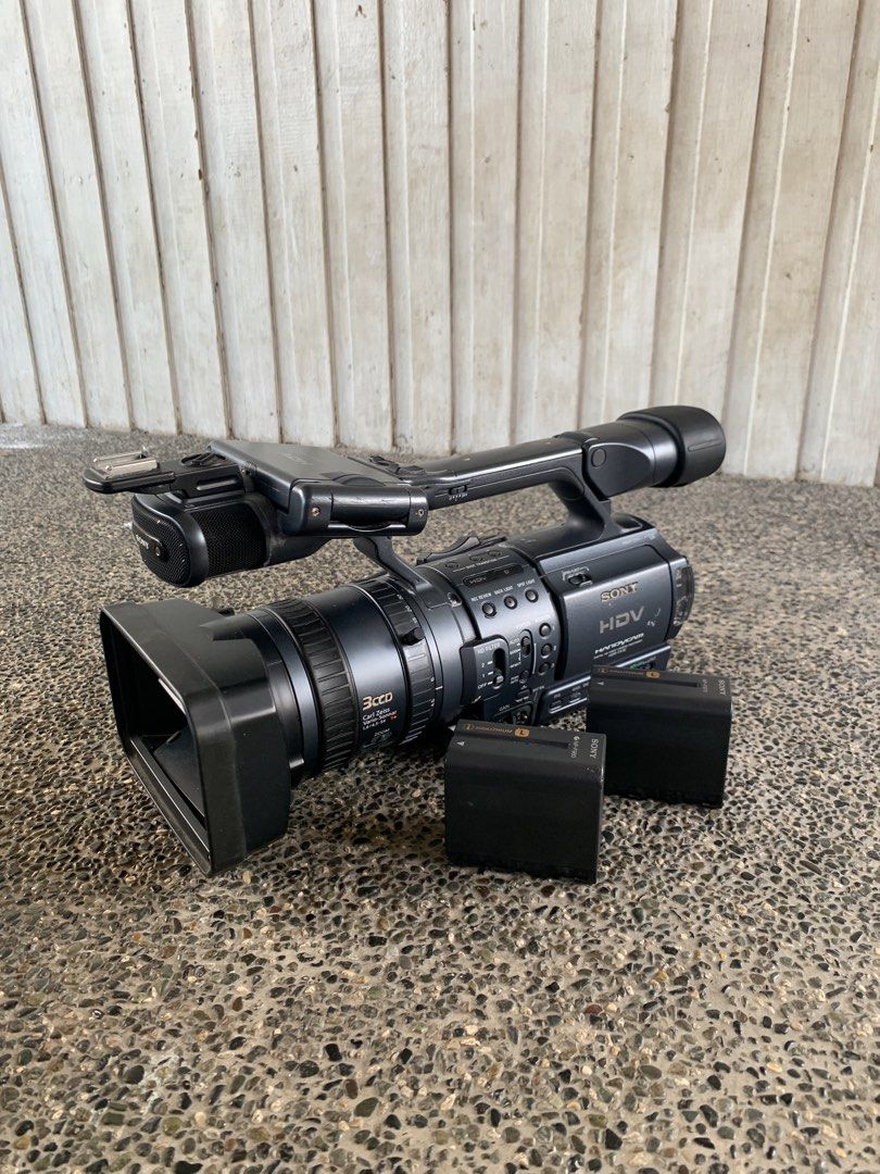 sony handycam (Category: Video Cameras) located in Dagupan City. Submitted by upcycle69 (Listing ID 1470626201, Image 1). Description: SONY HDR-FX1E HDV PROFESSIONAL VIDEO CAMERA 📹 📌 Condition & Details: * Sony HDR-FX1E HDV Professional Handycam * Good condition ang body overall * All buttons smooth pindutin * Clean lens exterior * With 2 batteries (Sony NP-F970 & NP-F960) * Viewfinder included * May visible signs of use, scratches at wear due 