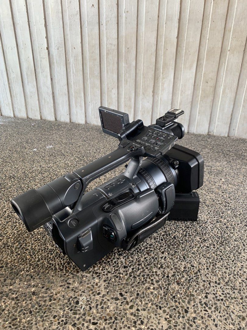 sony handycam (Category: Video Cameras) located in Dagupan City. Submitted by upcycle69 (Listing ID 1470626201, Image 2). Description: SONY HDR-FX1E HDV PROFESSIONAL VIDEO CAMERA 📹 📌 Condition & Details: * Sony HDR-FX1E HDV Professional Handycam * Good condition ang body overall * All buttons smooth pindutin * Clean lens exterior * With 2 batteries (Sony NP-F970 & NP-F960) * Viewfinder included * May visible signs of use, scratches at wear due 