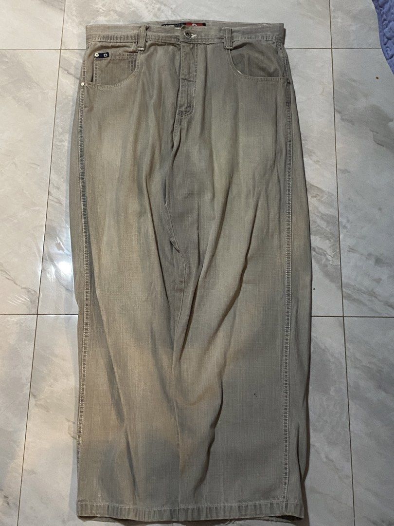 Southpole Grey Denim Jeans Size 32 (Category: Jeans) located in Caloocan City. Submitted by startlus (Listing ID 1470601809, Image 1). Description: - Brand: Southpole - Size: 32 (tag on inside waistband) - Fit: Classic baggy streetwear style - Color/Wash: Grey wash denim - Details: Signature back pocket logo patch, branded metal hardware, and heavy-duty stitching - Origin: Made in Pakistan - Condition: Good everyday staple, ready to wear.