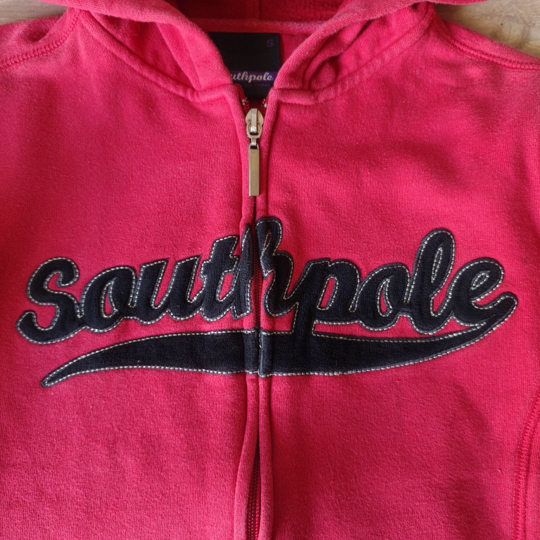 Southpole Hoodie (Category: Longsleeves) located in Siniloan. Submitted by wingedwardrobe (Listing ID 1470634990, Image 3). Description: 📢 𝐒𝐇𝐎𝐏 𝐑𝐄𝐌𝐈𝐍𝐃𝐄𝐑𝐒 📢 - 𝐒𝐢𝐳𝐞𝐬 𝐚𝐫𝐞 𝐚𝐩𝐩𝐫𝐨𝐱𝐢𝐦𝐚𝐭𝐞. 𝐏𝐥𝐞𝐚𝐬𝐞 𝐦𝐚𝐧𝐚𝐠𝐞 𝐲𝐨𝐮𝐫 𝐞𝐱𝐩𝐞𝐜𝐭𝐚𝐭𝐢𝐨𝐧𝐬. - 𝐂𝐨𝐥𝐨𝐫𝐬 𝐦𝐚𝐲 𝐬𝐥𝐢𝐠𝐡𝐭𝐥𝐲 𝐯𝐚𝐫𝐲 𝐝𝐮𝐞 𝐭𝐨 𝐥𝐢𝐠𝐡𝐭𝐢𝐧𝐠 𝐚𝐧𝐝 𝐬𝐜𝐫𝐞𝐞𝐧 𝐬𝐞𝐭𝐭𝐢𝐧𝐠𝐬. - 𝐖𝐫𝐢𝐧𝐤𝐥𝐞𝐝 𝐝𝐮𝐞 𝐭𝐨 𝐛𝐚𝐥𝐞 𝐩𝐚𝐜𝐤𝐚𝐠𝐢𝐧𝐠.