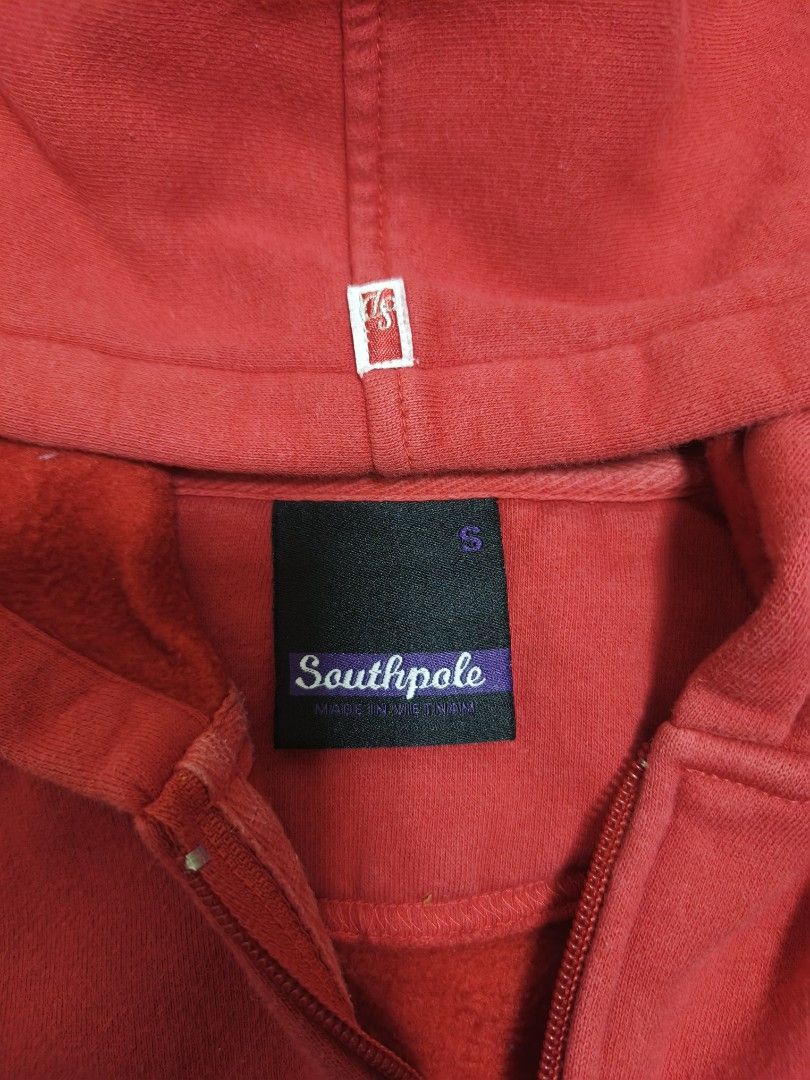 Southpole y2k zip up hoodie (Category: Coats, Jackets and Outerwear) located in Siniloan. Submitted by talktotheroses (Listing ID 1470707230, Image 2). Description: no issue.