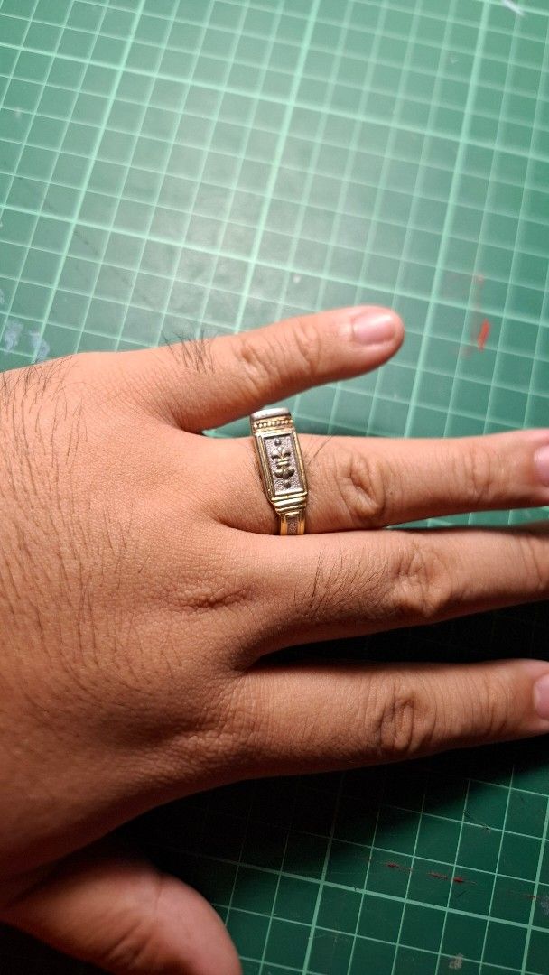Spoon/Fork Cutlery ring (Category: Rings) located in Valenzuela. Submitted by kneeko (Listing ID 1470663145, Image 3). Description: RINGS MADE FROM CUTLERY/KUBYERTOS Size (Inner Diameter) : approx. 19mm Slight staining/rusting at the corner of the main design. DIY rings from various types of cutlery sourced from ukays and surplus shops. Quality can vary, but will indicate flaws. Material is stainless steel. LAST PRICE POSTED! Colors of the item a