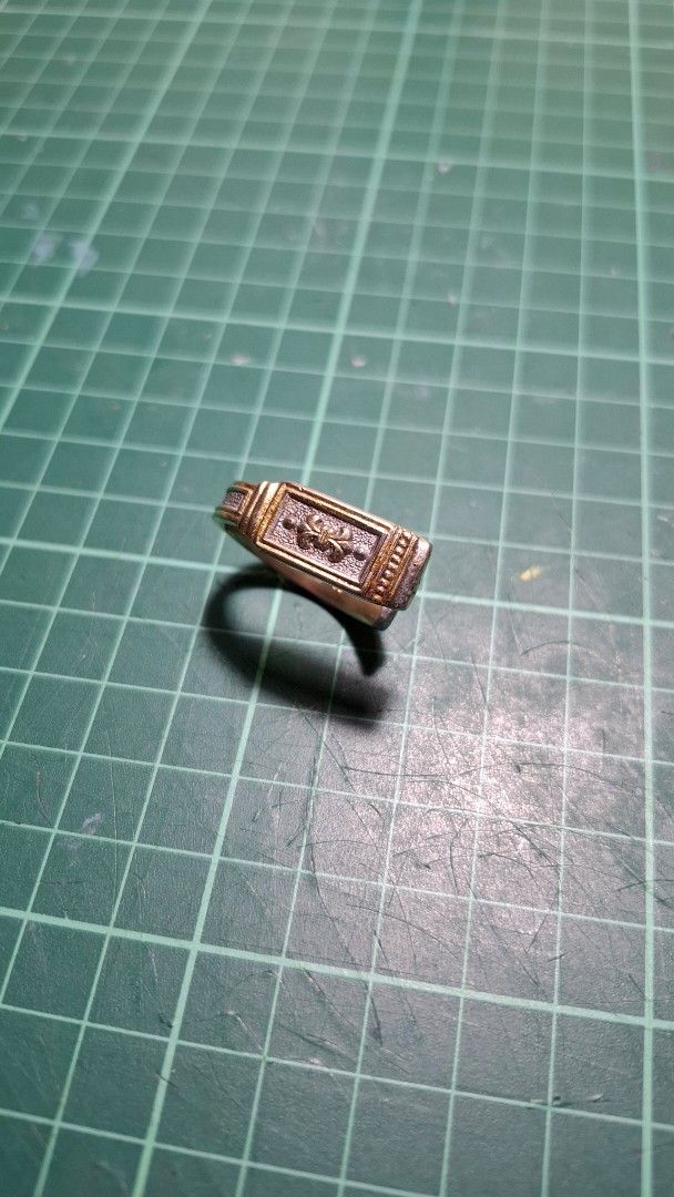 Spoon/Fork Cutlery ring (Category: Rings) located in Valenzuela. Submitted by kneeko (Listing ID 1470663145, Image 1). Description: RINGS MADE FROM CUTLERY/KUBYERTOS Size (Inner Diameter) : approx. 19mm Slight staining/rusting at the corner of the main design. DIY rings from various types of cutlery sourced from ukays and surplus shops. Quality can vary, but will indicate flaws. Material is stainless steel. LAST PRICE POSTED! Colors of the item a