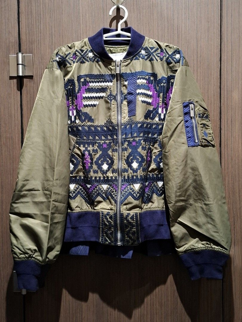 SS18 Sacai MA-1 Bomber Jacket by Chitose Abe (Guaranteed Authentic) (Category: Coats, Jackets and Outerwear) located in Pasig City. Submitted by coveted.mnl (Listing ID 1470687722, Image 1). Description: Guaranteed Authentic📌 Best fit to: Large Width : 22 Length : 23 (MEASURED BY INCHES) Honest issue : Cut washtag only, but size tag and main tag are still intact. 9.5/10 overall condition No issues or flaws in fabric Retailed for $740 (P46,620) •