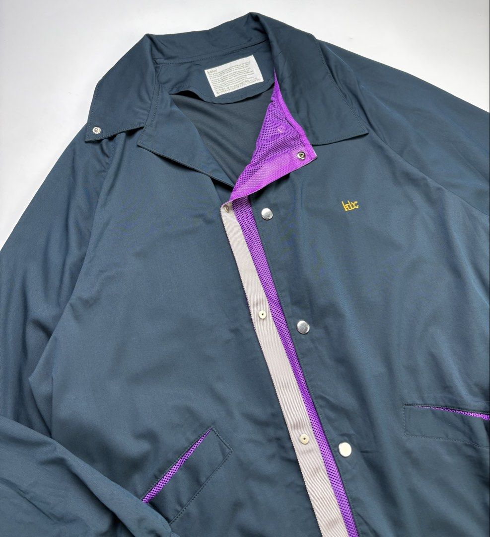 S/S23 Kolor Viscose Nylon Coach Jacket (Category: Coats, Jackets and Outerwear) located in Cavite. Submitted by sc_rcity (Listing ID 1470706924, Image 3). Description: Tagged Size : Large Like New Made in Japan Sign of Wear No Inclusion Features a distinct “peeled-back” or deconstructed double-front placket. This reveals a vibrant purple mesh inner layer and an offset grey snapping panel. Measurements: in inches (approx.) Width 25.5 Length 29.