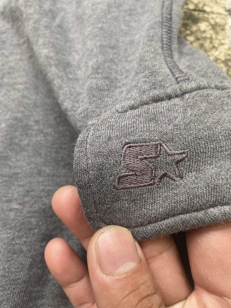Starter Dark Grey Cargo Sweatpants XXL (Category: Joggers) located in Imus. Submitted by frootiloots4103 (Listing ID 1470717550, Image 2). Description: - Brand/Model: Starter Dark Grey Cargo Sweatpants - Size: XXL - Material: Fleece-lined interior for extra warmth - Features: Elastic waistband, side cargo pockets on both legs, open hem bottom - Condition: Good, with a small pull in the fabric (see close-up photo) - Origin: Made in China OPEN FOR 