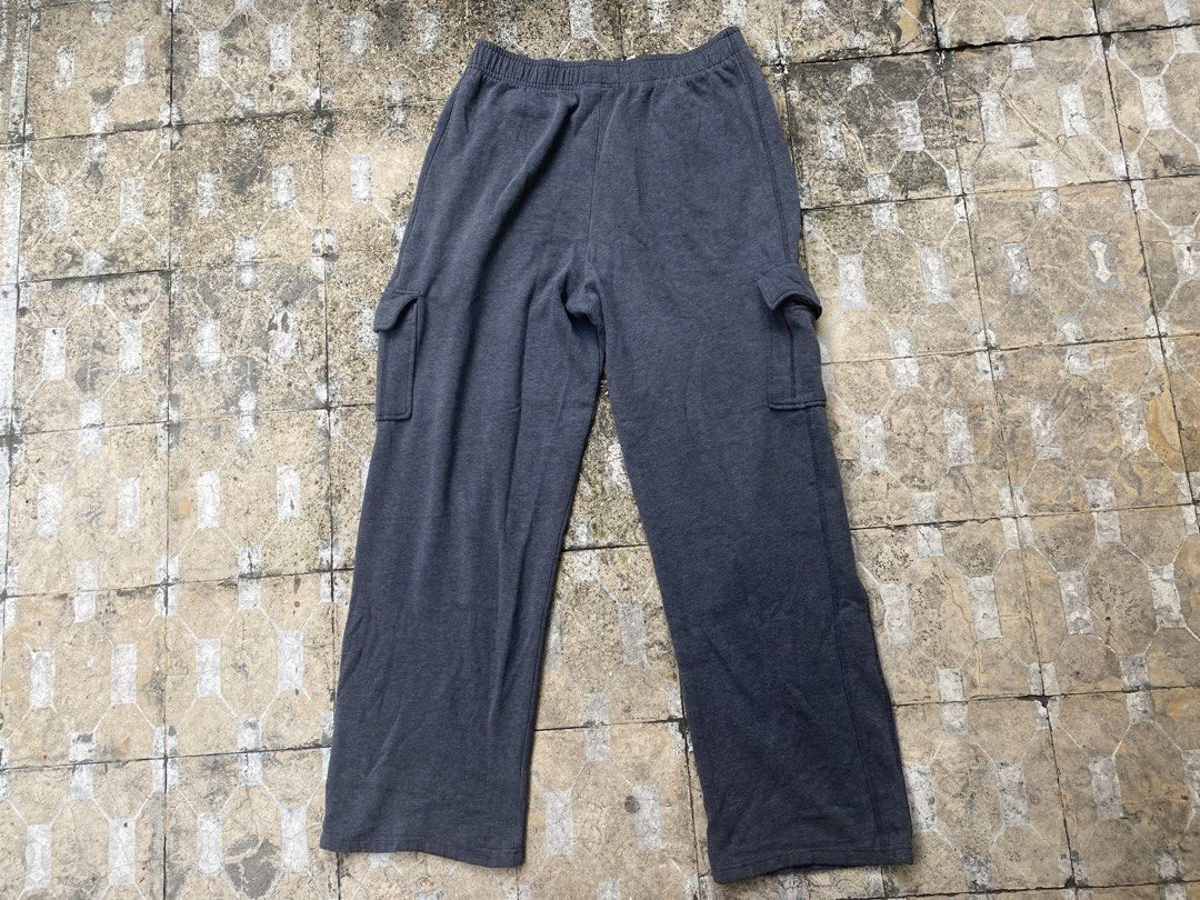 Starter Dark Grey Cargo Sweatpants XXL (Category: Joggers) located in Imus. Submitted by frootiloots4103 (Listing ID 1470717550, Image 1). Description: - Brand/Model: Starter Dark Grey Cargo Sweatpants - Size: XXL - Material: Fleece-lined interior for extra warmth - Features: Elastic waistband, side cargo pockets on both legs, open hem bottom - Condition: Good, with a small pull in the fabric (see close-up photo) - Origin: Made in China OPEN FOR 
