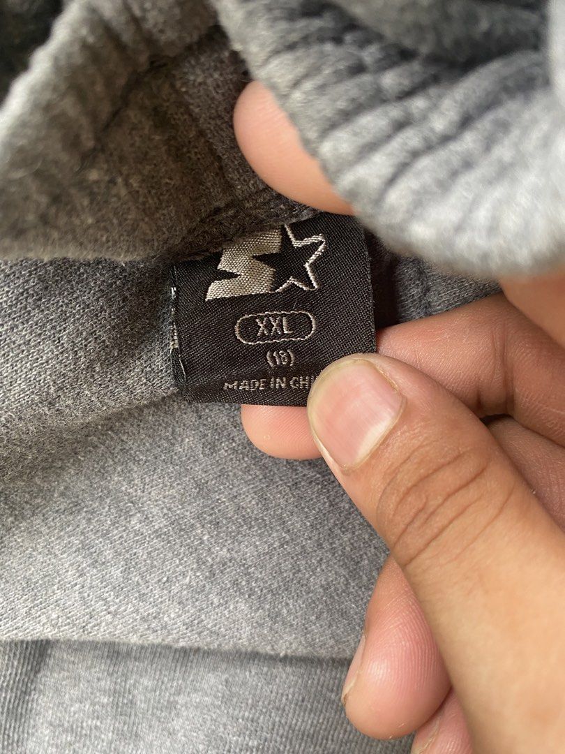 Starter Dark Grey Cargo Sweatpants XXL (Category: Joggers) located in Imus. Submitted by frootiloots4103 (Listing ID 1470717550, Image 3). Description: - Brand/Model: Starter Dark Grey Cargo Sweatpants - Size: XXL - Material: Fleece-lined interior for extra warmth - Features: Elastic waistband, side cargo pockets on both legs, open hem bottom - Condition: Good, with a small pull in the fabric (see close-up photo) - Origin: Made in China OPEN FOR 