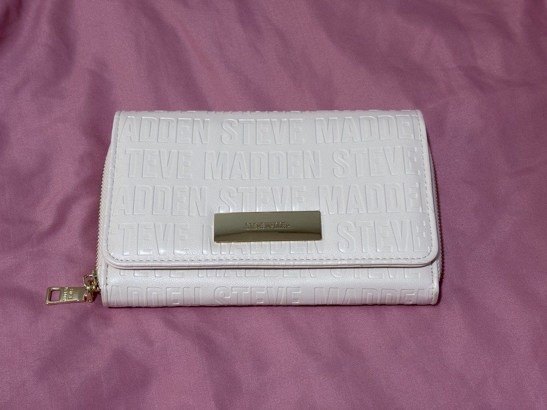 STEVE MADDEN OFF WHITE PURSE (Category: Purses & Pouches) located in Batangas. Submitted by miuparfait (Listing ID 1470688240, Image 1). Description: NEVER BEEN USED (BOUGHT FROM USA) CONDITION: 10/10, COMES WITH STRAP NOTES: INCLUDES STRAP, HAS SPACE FOR CARDS, MONEY, AND SMALL ITEMS! PERFECT FOR THE TITAS AND SOSYAL GIRLIES BATANGAS GOTYME JNT.