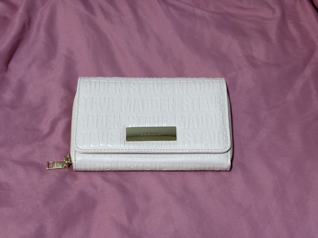 STEVE MADDEN OFF WHITE PURSE (Category: Purses & Pouches) located in Batangas. Submitted by miuparfait (Listing ID 1470688240, Image 2). Description: NEVER BEEN USED (BOUGHT FROM USA) CONDITION: 10/10, COMES WITH STRAP NOTES: INCLUDES STRAP, HAS SPACE FOR CARDS, MONEY, AND SMALL ITEMS! PERFECT FOR THE TITAS AND SOSYAL GIRLIES BATANGAS GOTYME JNT.