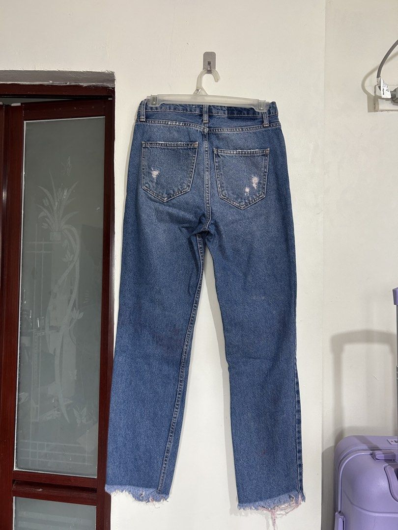 Stradivarius Denim Tattered Pants (Category: Jeans) located in Cainta. Submitted by pascheey2018 (Listing ID 1470666559, Image 2). Description: .