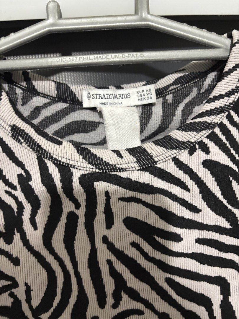 stradivarius zebra top (Category: Sleeveless) located in Manila. Submitted by iyahpreloved_ (Listing ID 1470689375, Image 2). Description: size S-M very stretchy.