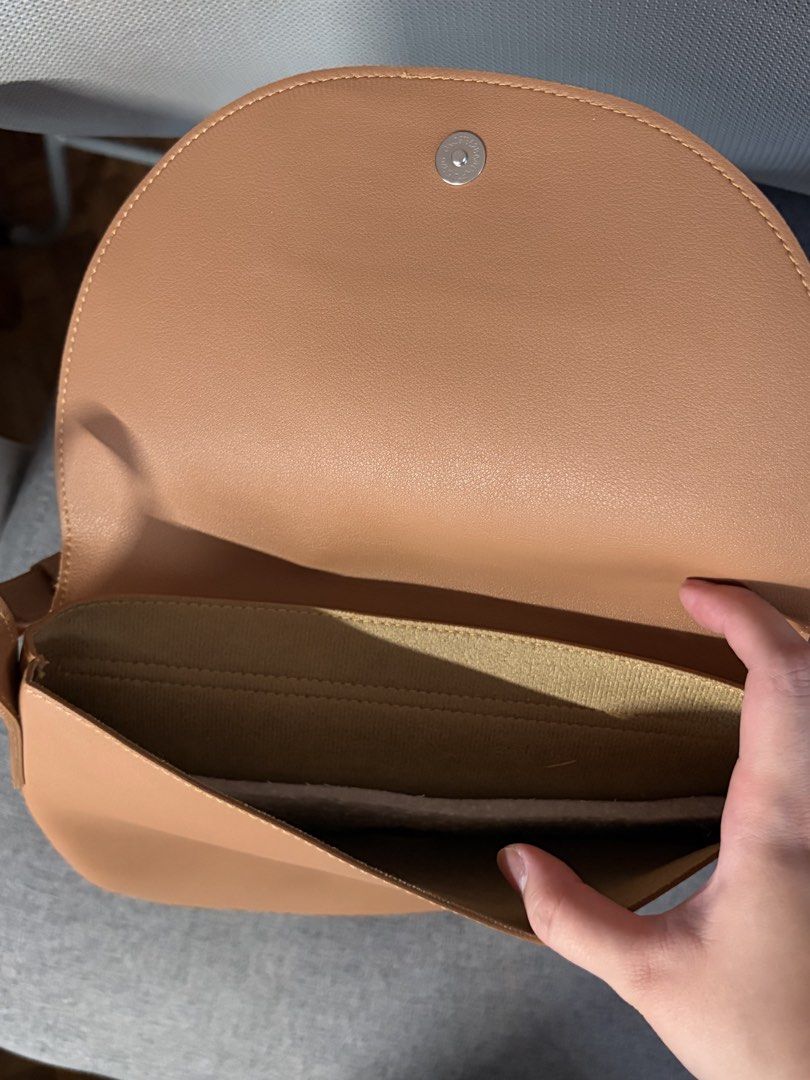 STRAIGHTFORWARD DVL HANBUN (Category: Cross-body Bags) located in Marikina City. Submitted by rosiebaebae (Listing ID 1470624233, Image 3). Description: - never been used - with tag (as seen in the picture) - no flaws or damages MOP: Gcash, Maribank or Maya DELIVERY FEE IS SHOULDERED BY THE BUYER.