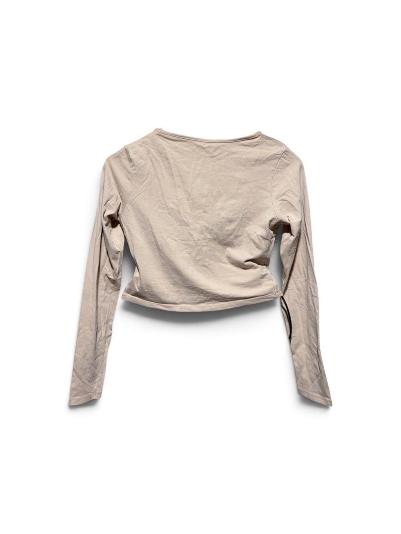 Supré Beige Long Sleeve Crop Top Size M (Category: Longsleeves) located in Cavite. Submitted by grandearth.39df3f (Listing ID 1470557483, Image 2). Description: - Brand: Supré - Style: Long sleeve crop top with square neckline - Color: Light Pink - Size: Medium (M) - Material: Soft, stretchy cotton - Fit: Slim fit, plain back - Condition: Great basic piece for layering or daily wear - Ships out immediately via J&T/Flash.