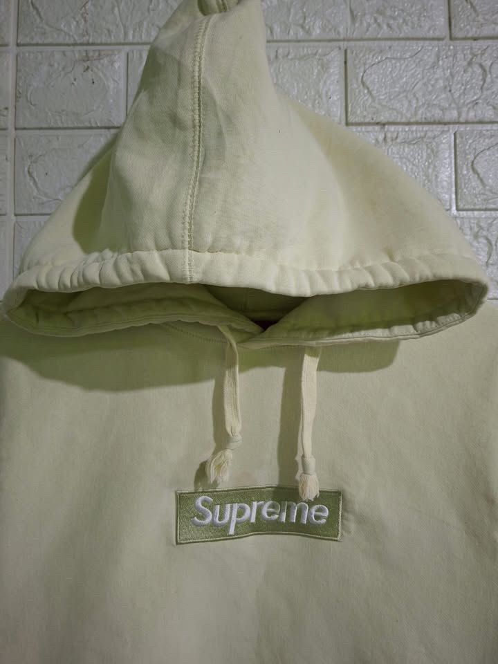 SUPREME BOX LOGO HOODIE (Category: Coats, Jackets and Outerwear) located in Bulacan. Submitted by bleue.finds (Listing ID 1470660263, Image 2). Description: SUPREME BOX LOGO HOODIE 21.5 - width 27 - length as new no major issues need wash only good condition .