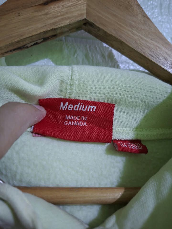 SUPREME BOX LOGO HOODIE (Category: Coats, Jackets and Outerwear) located in Bulacan. Submitted by bleue.finds (Listing ID 1470660263, Image 3). Description: SUPREME BOX LOGO HOODIE 21.5 - width 27 - length as new no major issues need wash only good condition .