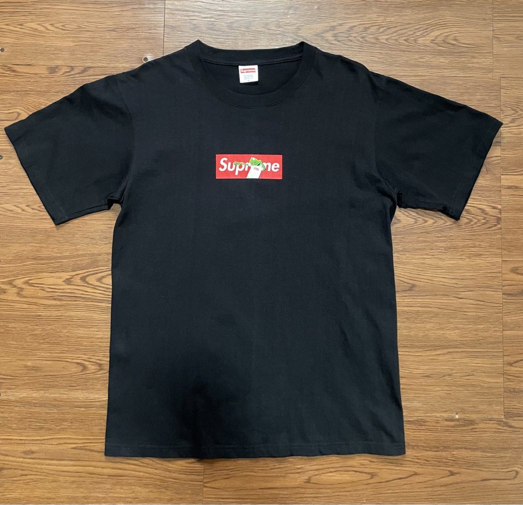 Supreme Kermit Box Logo Tee (Category: Tshirts & Polo Shirts ) located in Manila. Submitted by ogies_thrift (Listing ID 1470573508, Image 2). Description: Size: XL best fit sa large • Color: Black • Condition: No issue as new condition • Price: 800 ship •Shipping via J&T Dm lang.