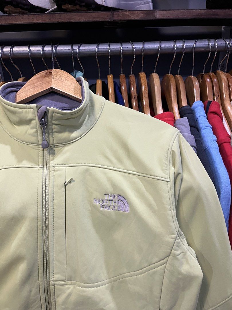 T H E N O R T H F A C E Apex Bionic Softshell Jacket (Category: Coats, Jackets and Outerwear) located in Baliuag. Submitted by TOCThrift (Listing ID 1470711129, Image 2). Description: T H E N O R T H F A C E Apex Bionic Softshell Jacket Size M on tag (womens) 19.5 width x 24 Length M-L womens fit Apple green color (di makuha actual color) mas maganda sa personal pwede pang lamig Excellent Condition No issue 880 + SF Baliwag, Bulacan.