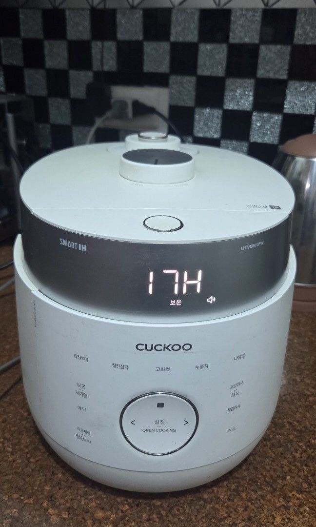 Talking Cuckoo Rice Cooker (Category: Cookers) located in Paranaque City. Submitted by raeezzza (Listing ID 1470607626, Image 1). Description: Cuckoo Friend Twin Pressure 6cups.