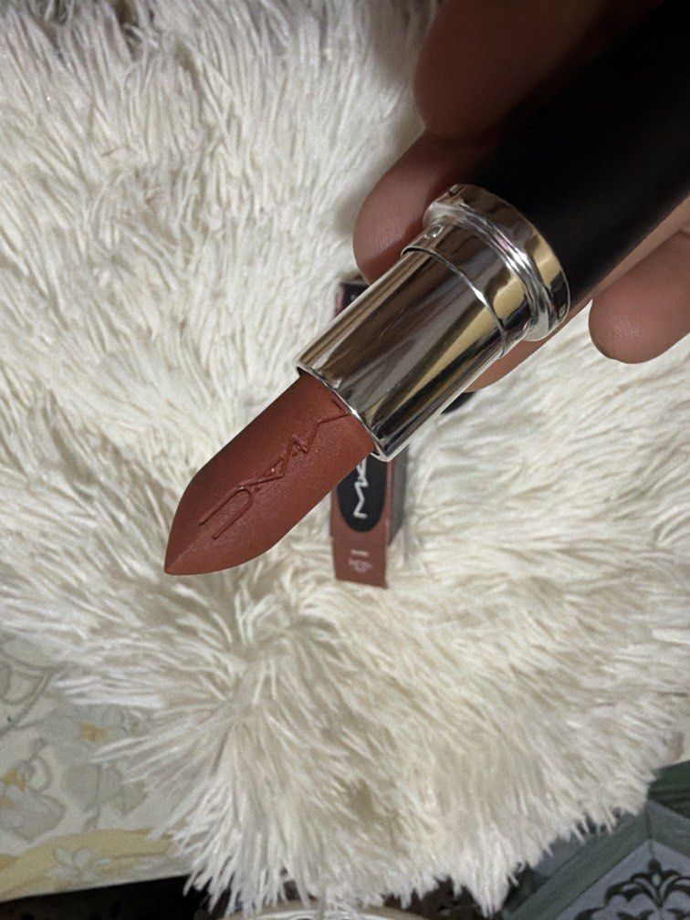 TAUPE MACXIMAL MATTE LIPSTICK (Category: Makeup) located in Pugo. Submitted by caztraine (Listing ID 1470685249, Image 2). Description: .