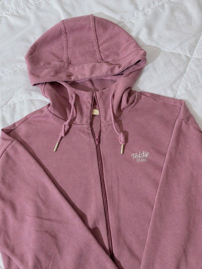 Teddy Island Pink Jacket (Category: Coats, Jackets and Outerwear) located in Agdangan. Submitted by ysa.collection (Listing ID 1470688157, Image 2). Description: ♡Condition: Pre-loved, still in good condition ♡ Price: ₱700 Size: S-M Please manage your expectations as this is a pre-loved item. Kindly check the photos for the actual condition and details..