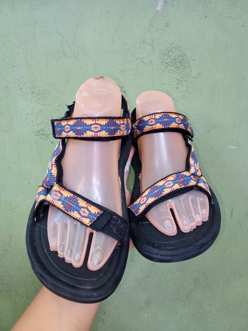 Teva hurricane XLT2 M (Category: Flats & Sandals) located in General Santos City (Dadiangas). Submitted by ukayonlineshoppe (Listing ID 1470632617, Image 2). Description: 9/10 condition original.