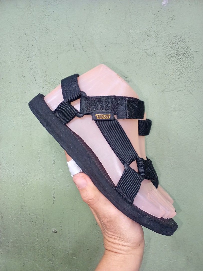 Teva universal outdoor sandals (Category: Flats & Sandals) located in General Santos City (Dadiangas). Submitted by ukayonlineshoppe (Listing ID 1470633073, Image 3). Description: excellent condition original.
