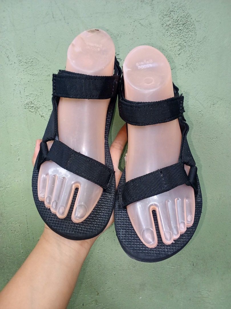 Teva universal outdoor sandals (Category: Flats & Sandals) located in General Santos City (Dadiangas). Submitted by ukayonlineshoppe (Listing ID 1470633073, Image 2). Description: excellent condition original.