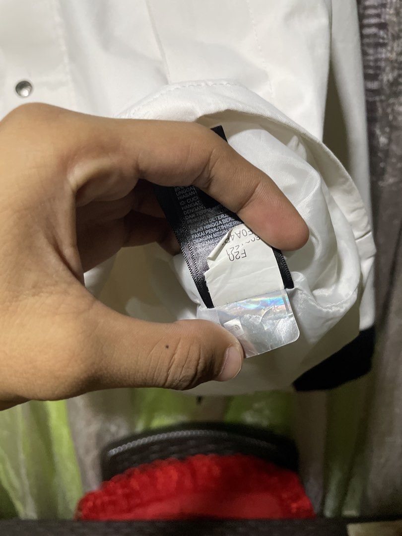 The North Face Gore-Tex Mountain Jacket White Black (Category: Coats, Jackets and Outerwear) located in San Fernando. Submitted by theglobalgoods (Listing ID 1470696078, Image 3). Description: - Brand: The North Face - Color: White and Black - Size: Large (Regular fit) - Material/Tech: Gore-Tex waterproof technology - Features: Hooded with adjustable drawstrings, front zipper with snap button storm flap - Details: Embroidered chest logo and sleev