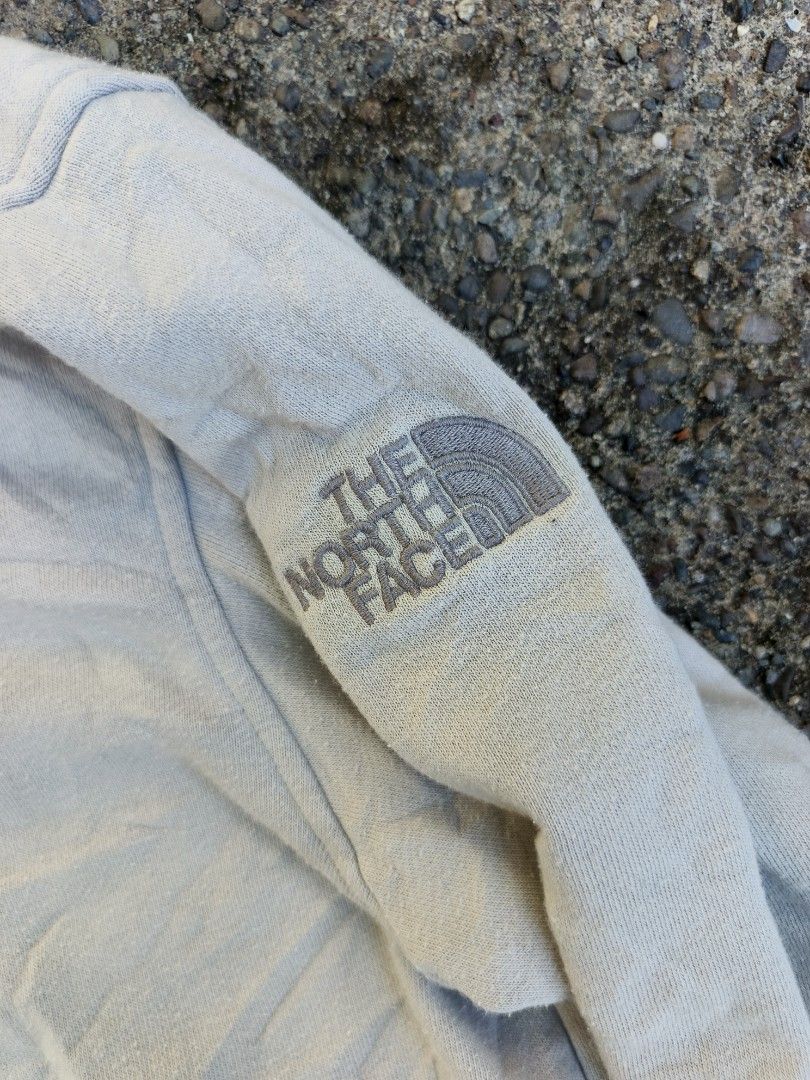 The North Face Qzip (Category: Coats, Jackets and Outerwear) located in Trento. Submitted by renanteblanco113 (Listing ID 1470743347, Image 3). Description: The North Face Qzip Dimes: 22x28 Excellent condition Color rate: 9.8/10 "color may vary due to lighting outdoor" no issue.