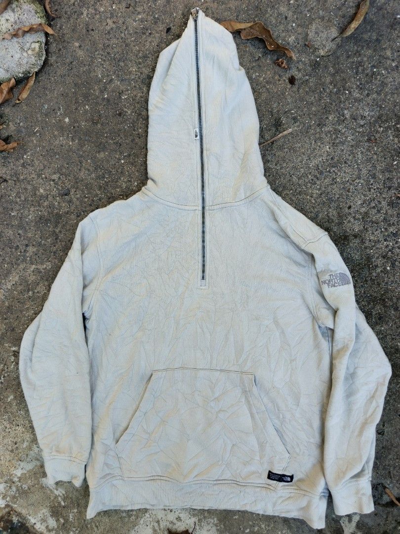 The North Face Qzip (Category: Coats, Jackets and Outerwear) located in Trento. Submitted by renanteblanco113 (Listing ID 1470743347, Image 1). Description: The North Face Qzip Dimes: 22x28 Excellent condition Color rate: 9.8/10 "color may vary due to lighting outdoor" no issue.