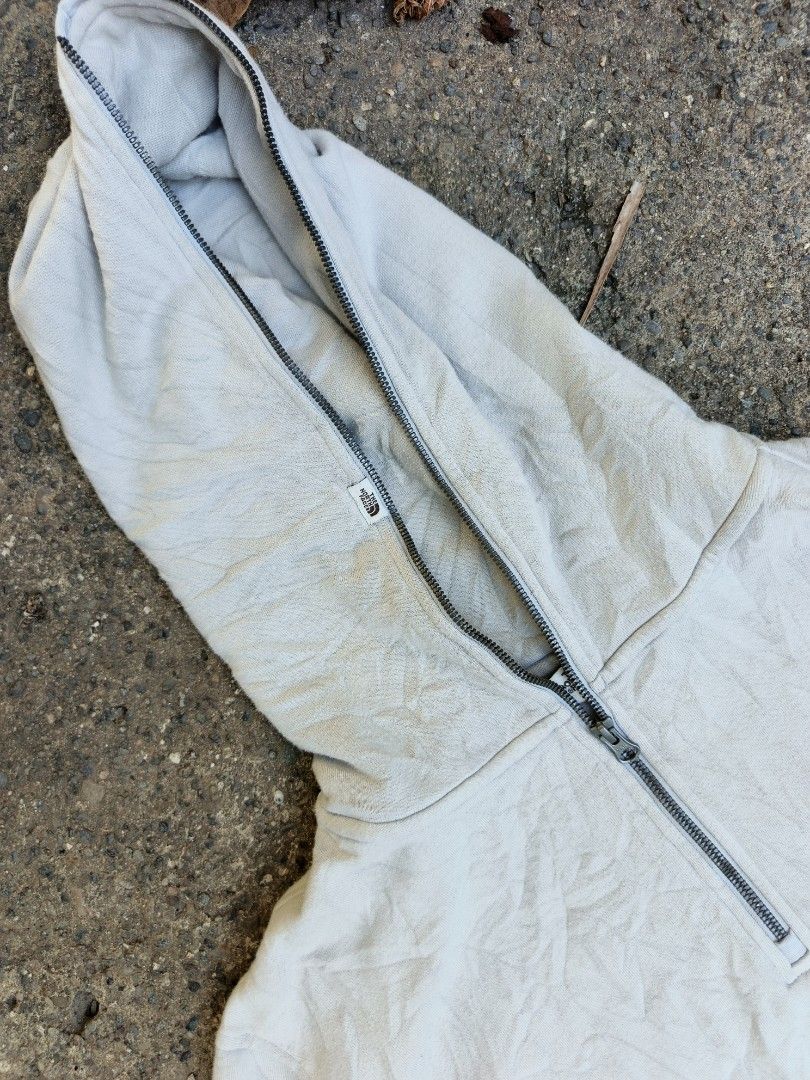 The North Face Qzip (Category: Coats, Jackets and Outerwear) located in Trento. Submitted by renanteblanco113 (Listing ID 1470743347, Image 2). Description: The North Face Qzip Dimes: 22x28 Excellent condition Color rate: 9.8/10 "color may vary due to lighting outdoor" no issue.