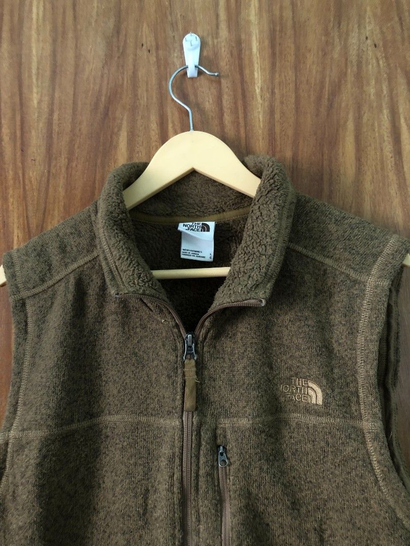The Nothface Vest Fleece (Category: Coats, Jackets and Outerwear) located in Baguio. Submitted by thrifty1.6 (Listing ID 1470638144, Image 2). Description: The North Face Large Authentic Excellent Condition Location: Baguio city.