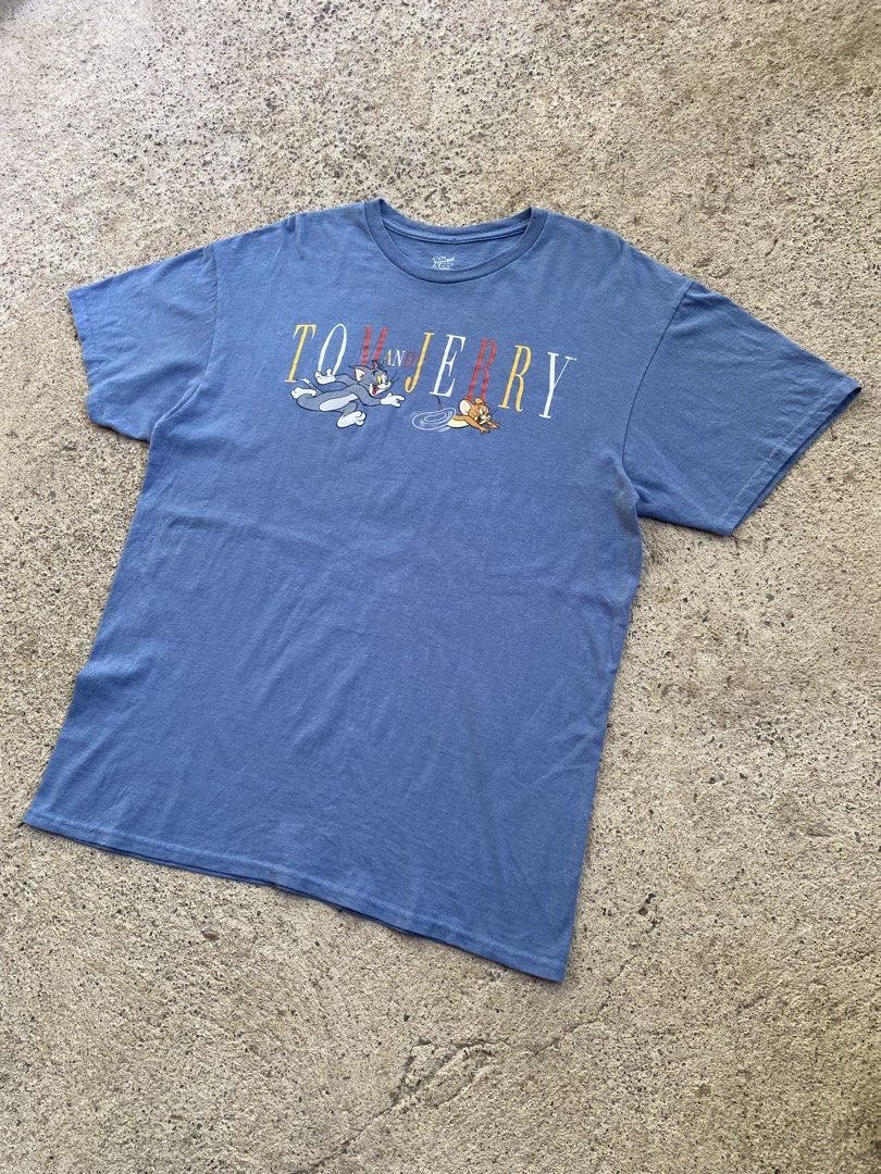 Tom And Jerry Graphic Tee (Category: Tshirts & Polo Shirts ) located in Bayombong. Submitted by fliptique (Listing ID 1470571657, Image 2). Description: Tom And Jerry Graphic Tee Excellent Condition Size : Large Dimes : 21”x28.5” Shoulder To Shoulder : 20.5” Sleeve Length : 7.5” Hem : 22” Color Rate : 10 Issue : ❌❌❌ ₱350 + sf .