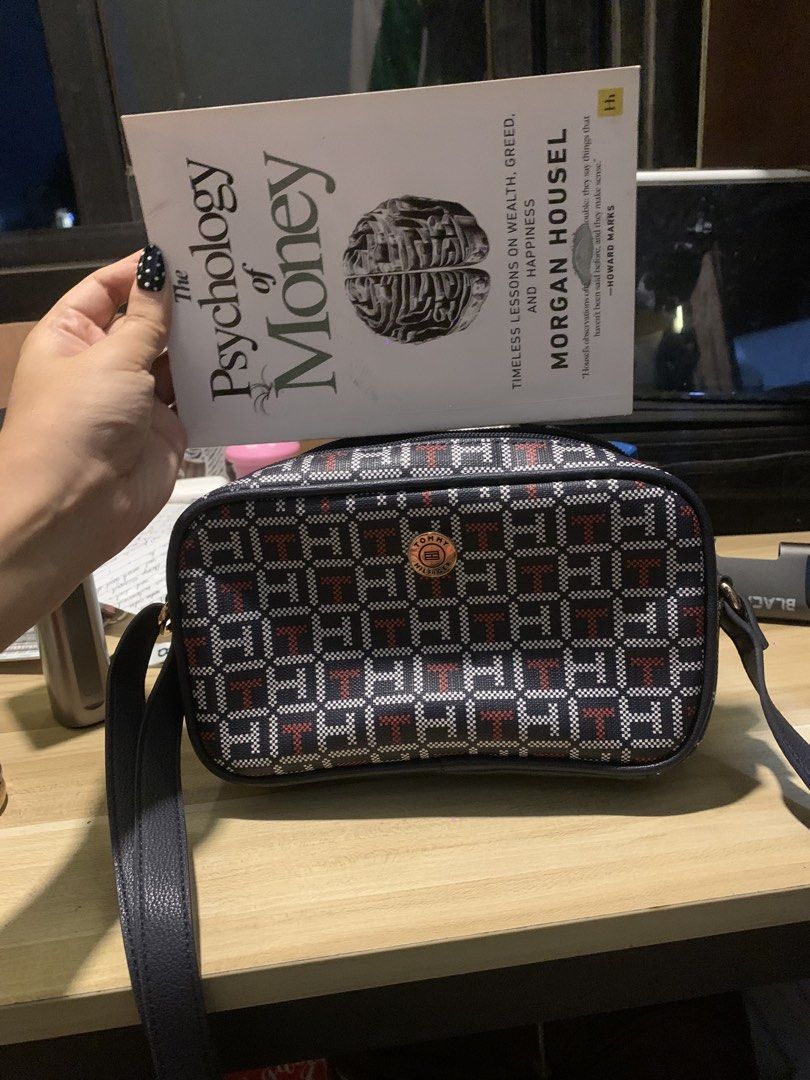 TOMMY HILFIGER (Category: Cross-body Bags) located in Manila. Submitted by elyzza11 (Listing ID 1470563191, Image 2). Description: Like new used once only Authentic from Guam Available for Nationwide Shipping .