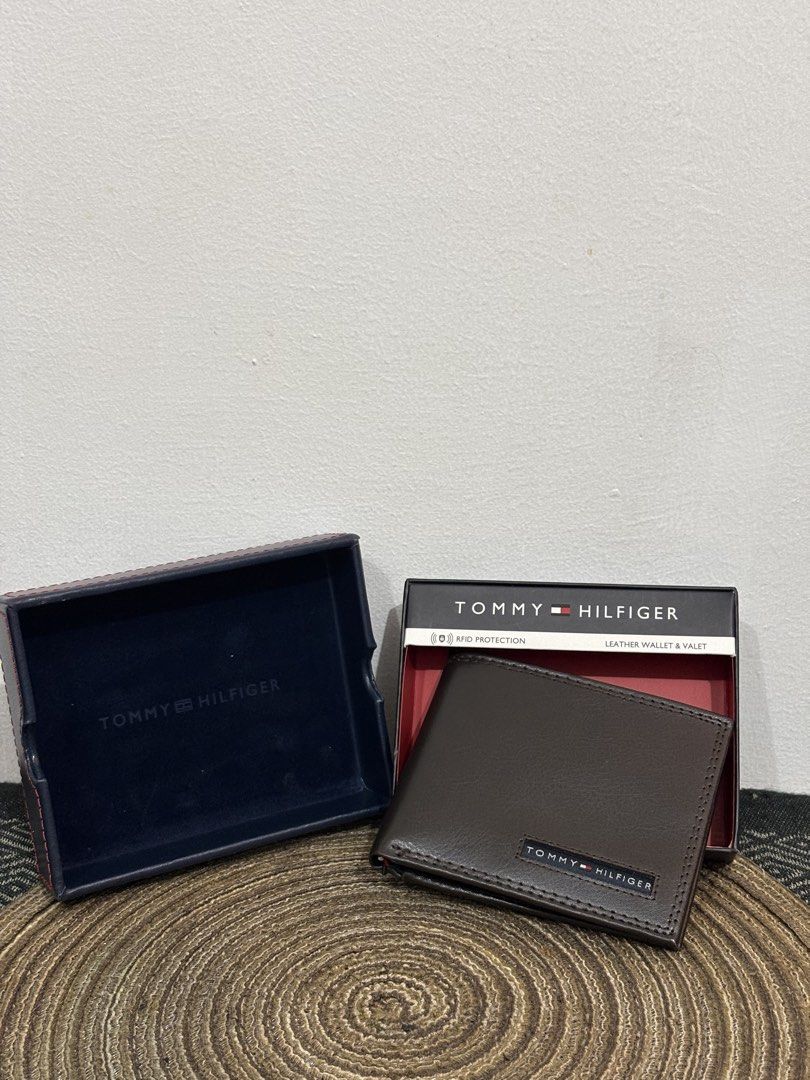 Tommy Hilfiger Brown Leather Wallet & Valet Box Set (Category: Wallets & Card Holders) located in Makati City. Submitted by bryyyyyyyy16 (Listing ID 1470664611, Image 2). Description: - Brand new Tommy Hilfiger brown leather wallet with matching valet storage box - Built-in RFID protection to keep your cards secure - Multiple card slots and a convenient ID window - Made in India - Style code: 31HP220062 - Comes in original box, perfect for giftin