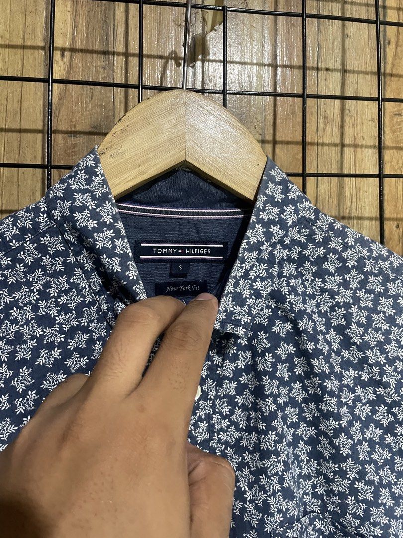 Tommy Hilfiger paisley shirt (Category: Formal Shirts) located in Pateros City. Submitted by toogood.mnl (Listing ID 1470633257, Image 3). Description: Tommy Hilfiger paisley shirt W-20.5 L-28 No issue Excellent condition .