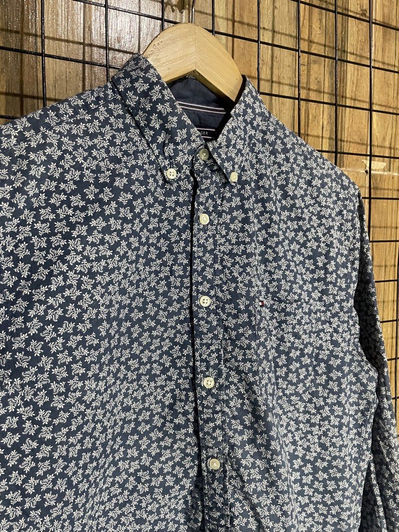 Tommy Hilfiger paisley shirt (Category: Formal Shirts) located in Pateros City. Submitted by toogood.mnl (Listing ID 1470633257, Image 2). Description: Tommy Hilfiger paisley shirt W-20.5 L-28 No issue Excellent condition .