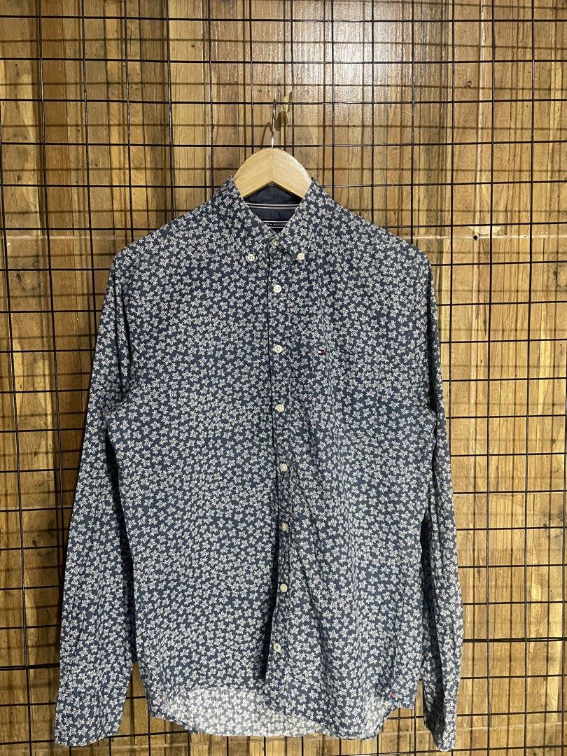 Tommy Hilfiger paisley shirt (Category: Formal Shirts) located in Pateros City. Submitted by toogood.mnl (Listing ID 1470633257, Image 1). Description: Tommy Hilfiger paisley shirt W-20.5 L-28 No issue Excellent condition .