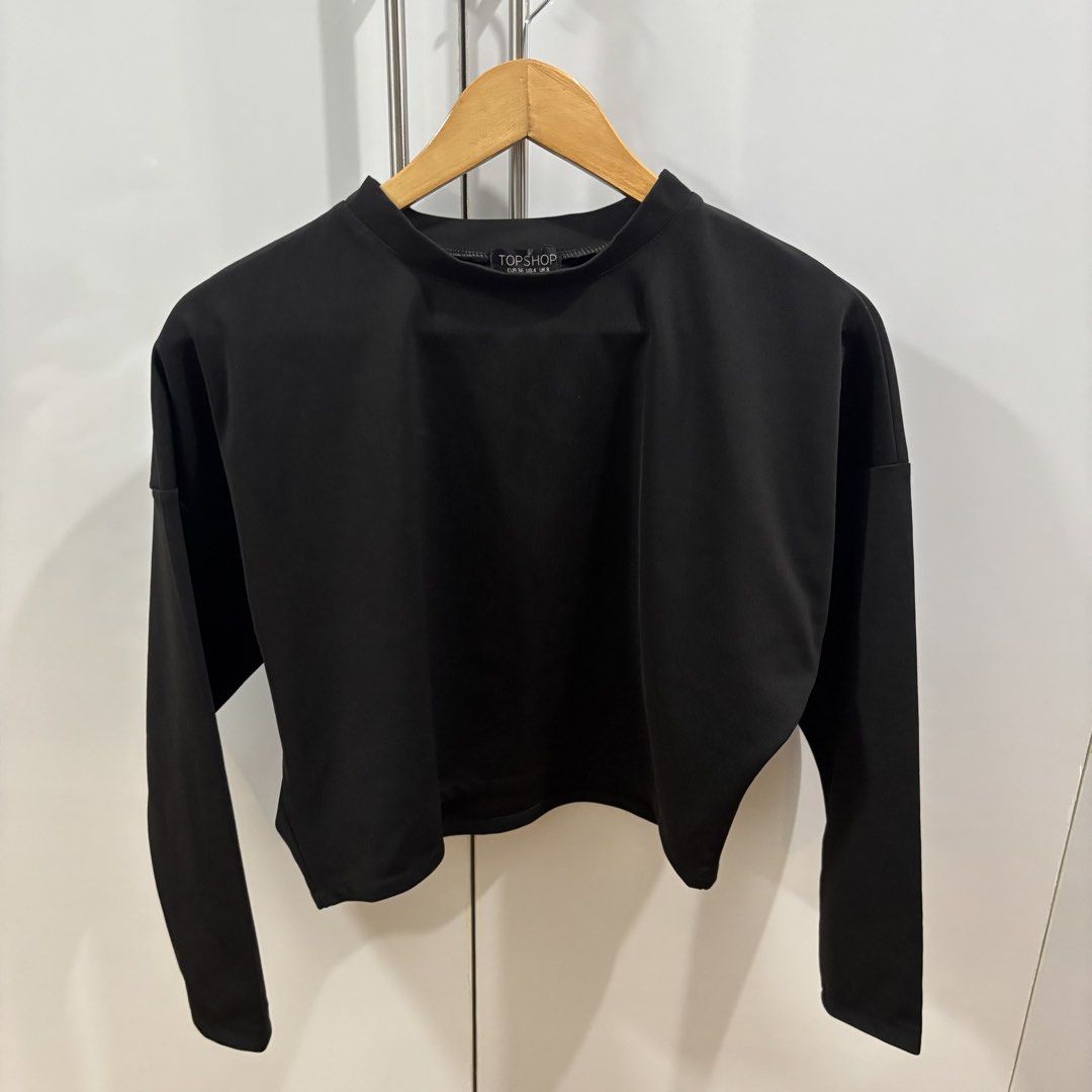 Topshop Black Long Sleeve Crop Top (Category: Longsleeves) located in Makati City. Submitted by trustmebuythis (Listing ID 1470711013, Image 1). Description: - Brand: Topshop - Size: EUR 36 / US 4 / UK 8 - Color: Solid Black - Like New - Style: Long sleeve crop top, crew neckline, dropped shoulders, relaxed fit - Condition: Clean fabric, easy to pair with high-waisted jeans or skirts.