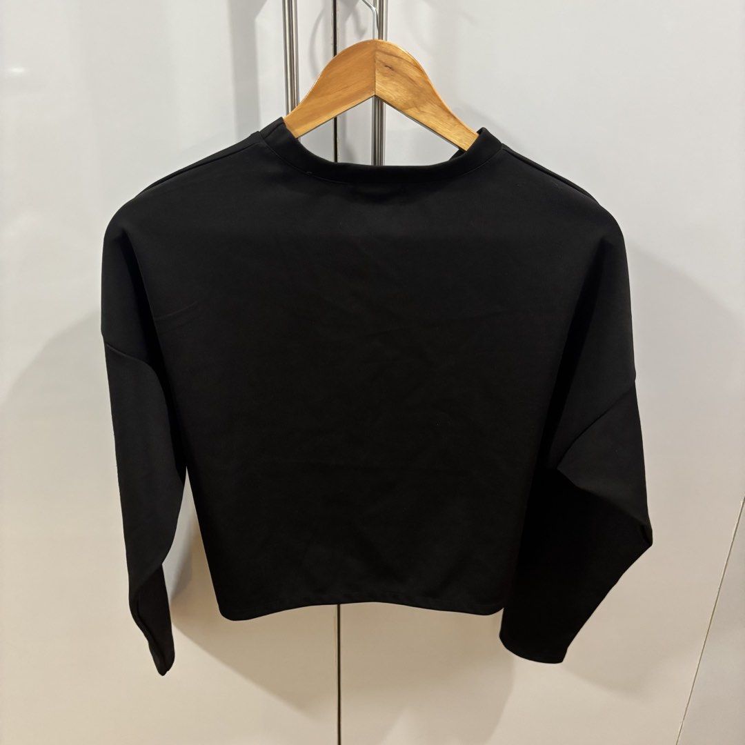 Topshop Black Long Sleeve Crop Top (Category: Longsleeves) located in Makati City. Submitted by trustmebuythis (Listing ID 1470711013, Image 2). Description: - Brand: Topshop - Size: EUR 36 / US 4 / UK 8 - Color: Solid Black - Like New - Style: Long sleeve crop top, crew neckline, dropped shoulders, relaxed fit - Condition: Clean fabric, easy to pair with high-waisted jeans or skirts.
