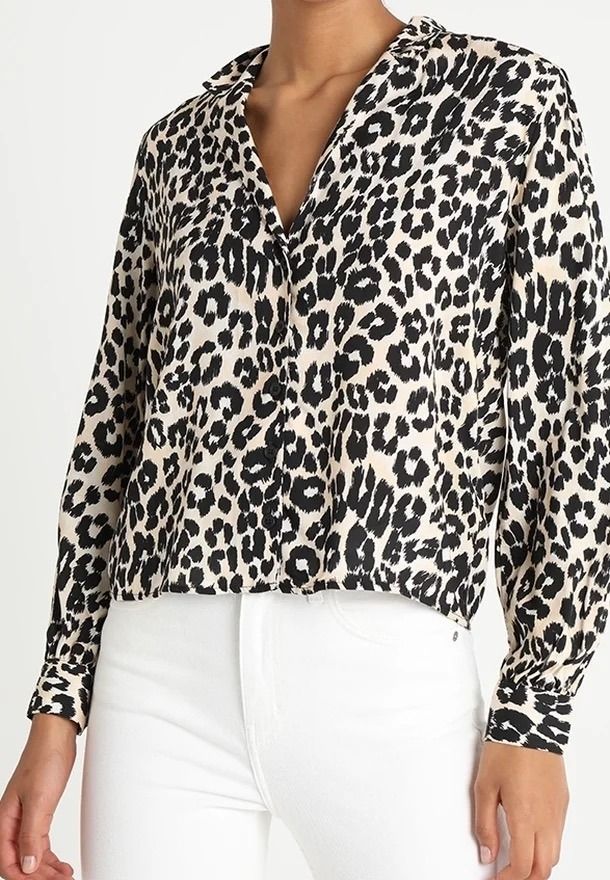 Topshop Petite Leopard Print Button Down Blouse Size UK 6 (Category: Blouses) located in Cebu City. Submitted by _t.rix (Listing ID 1470573273, Image 2). Description: - Brand: Topshop Petite - Pattern: All-over black and cream leopard print - Size: US 2, UK 6, EUR 34 - Fit: Relaxed fit with a notched lapel collar - Details: Long sleeves with button cuffs - Origin: Made in Turkey - Condition: Excellent / Ready to wear.