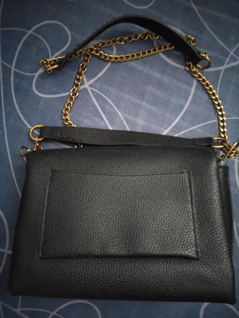 TORY BURCH BLACK BAG (Category: Luxury Bags & Wallets) located in Las Pinas. Submitted by leo8840 (Listing ID 1470585990, Image 2). Description: Good condition, bought online here on Carousell.