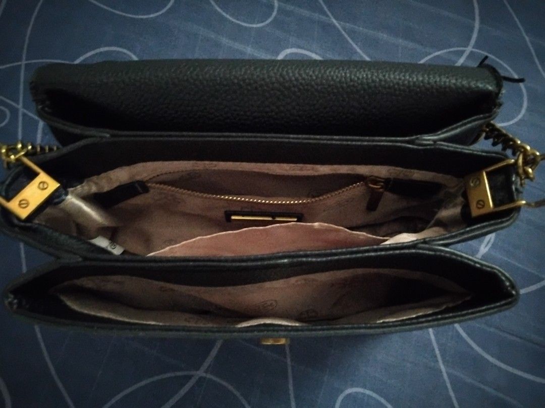 TORY BURCH BLACK BAG (Category: Luxury Bags & Wallets) located in Las Pinas. Submitted by leo8840 (Listing ID 1470585990, Image 3). Description: Good condition, bought online here on Carousell.
