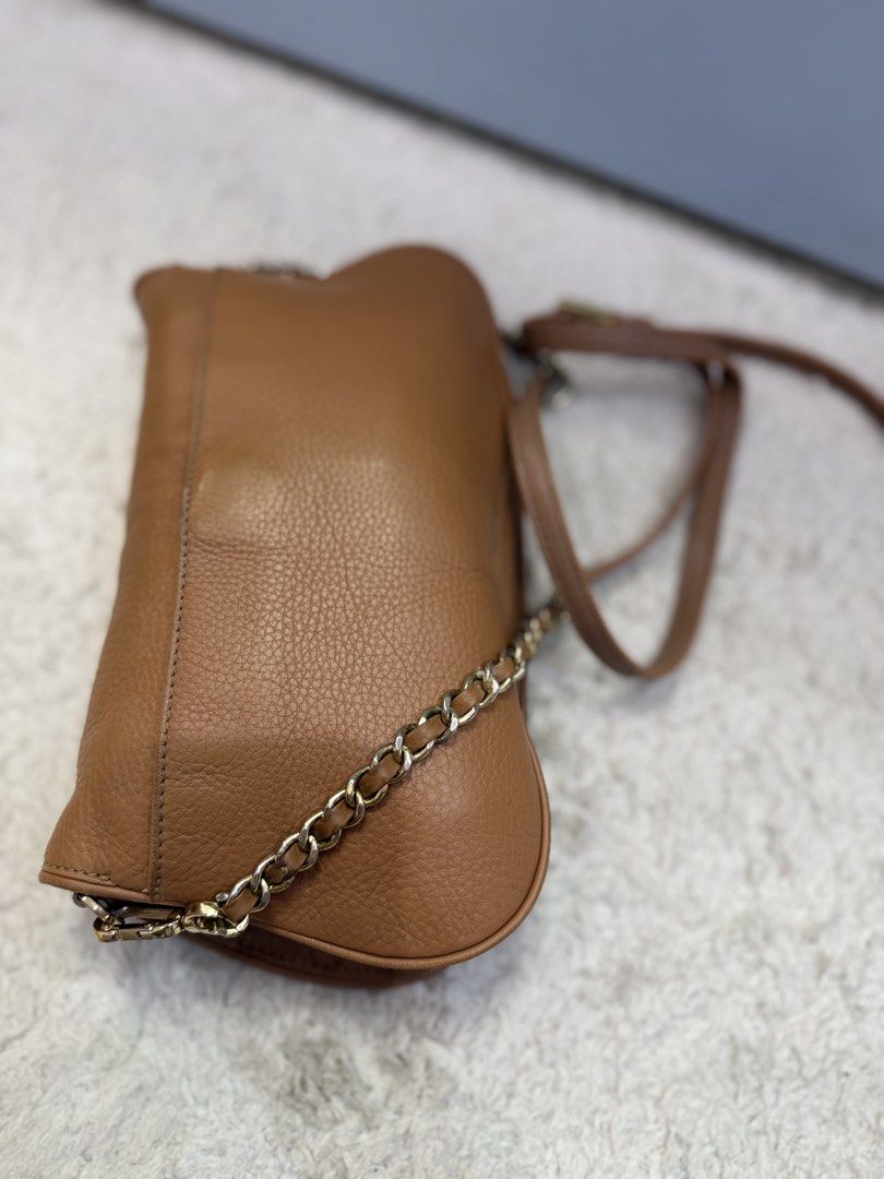 Tory Burch Crossbody/shoulder bag (Category: Cross-body Bags) located in Rizal. Submitted by myleb.finds (Listing ID 1470593674, Image 3). Description: 🤎 **TIMELESS BEAUTY IN EVERY DETAIL.** ✨ Meet this lovely **T🤎ry Burch Crossbody Bag** in a beautiful caramel brown shade! 👜🤍 Its minimalist silhouette and signature gold-tone logo make it an elegant companion for everyday errands, coffee dates, and casual outings. ✨ Warm caramel brown color �