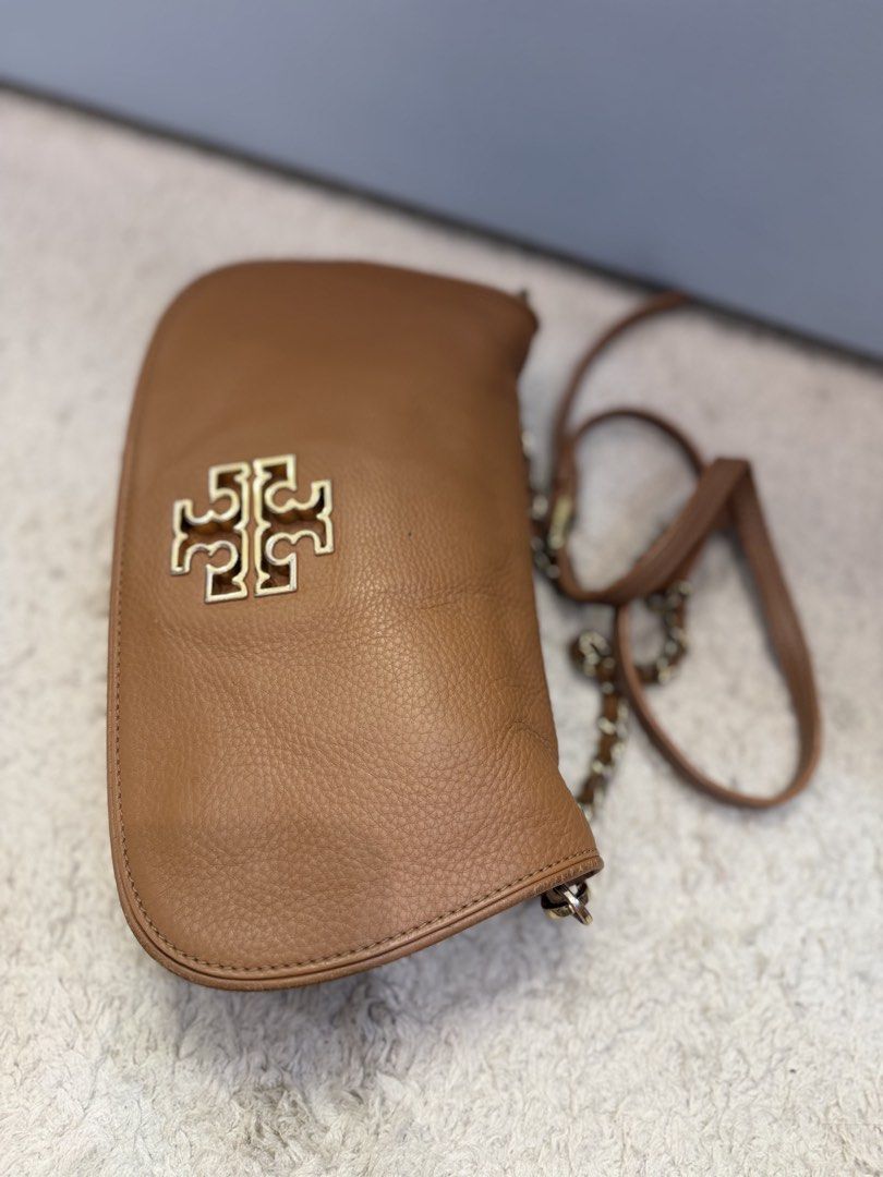 Tory Burch Crossbody/shoulder bag (Category: Cross-body Bags) located in Rizal. Submitted by myleb.finds (Listing ID 1470593674, Image 2). Description: 🤎 **TIMELESS BEAUTY IN EVERY DETAIL.** ✨ Meet this lovely **T🤎ry Burch Crossbody Bag** in a beautiful caramel brown shade! 👜🤍 Its minimalist silhouette and signature gold-tone logo make it an elegant companion for everyday errands, coffee dates, and casual outings. ✨ Warm caramel brown color �